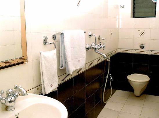 Отель Fabexpress Neeranand Regency - Fully Vaccinated Staff Калькутта Номер фото